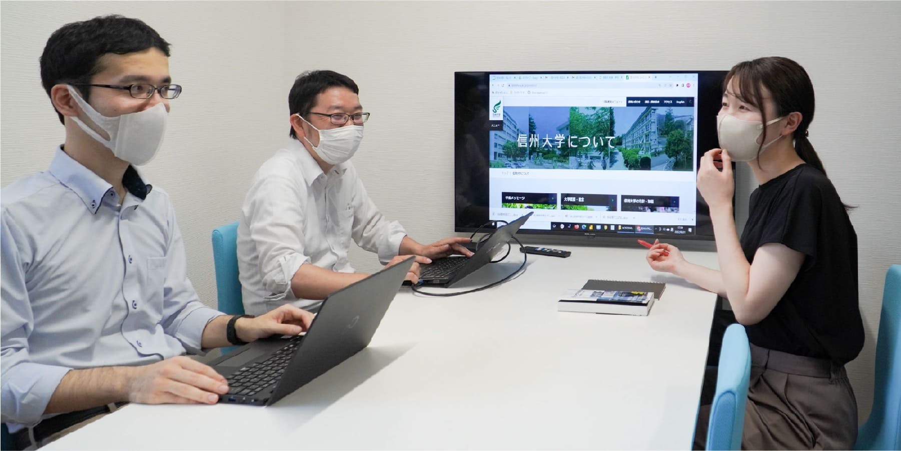談笑するスタッフの写真